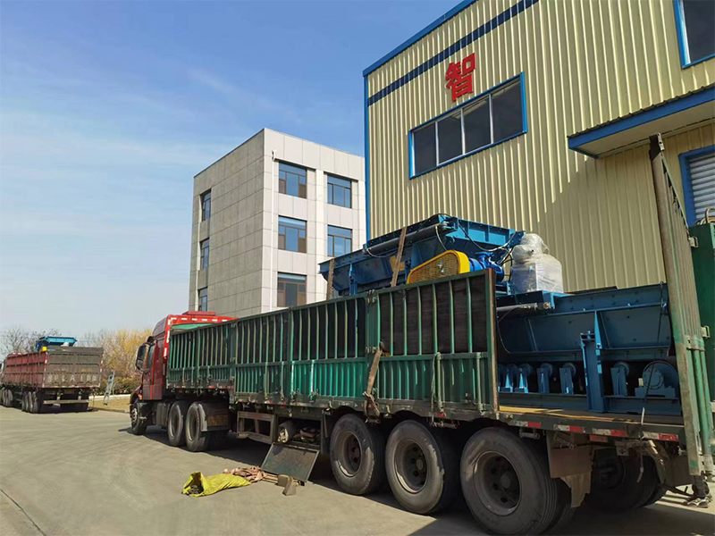 山東礦安重工生產的稱重給煤機發貨