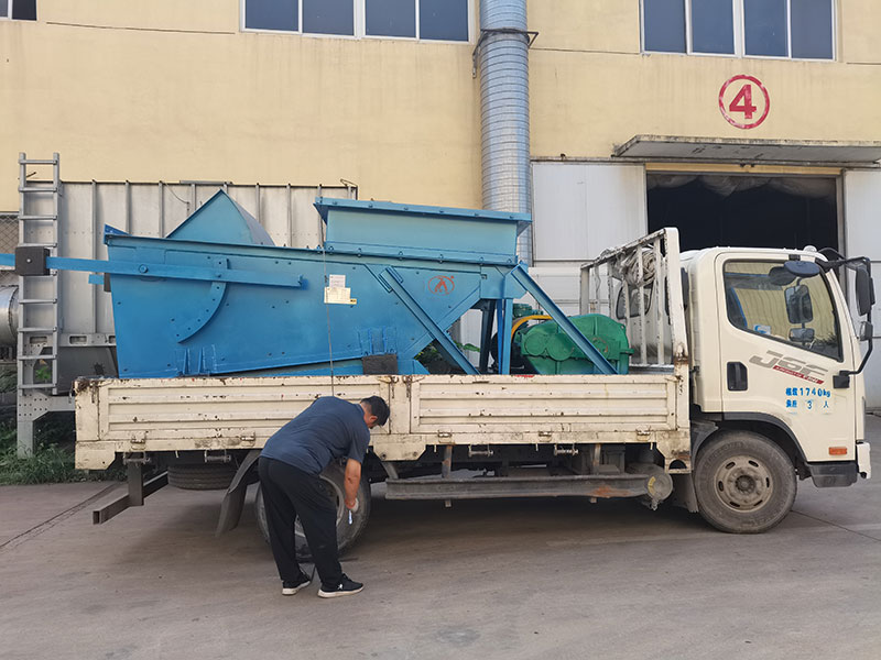 山東礦安重工往復式給煤機裝車發往河南鄭州