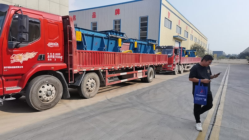 山東礦安重工生產的一批帶式給煤機發貨