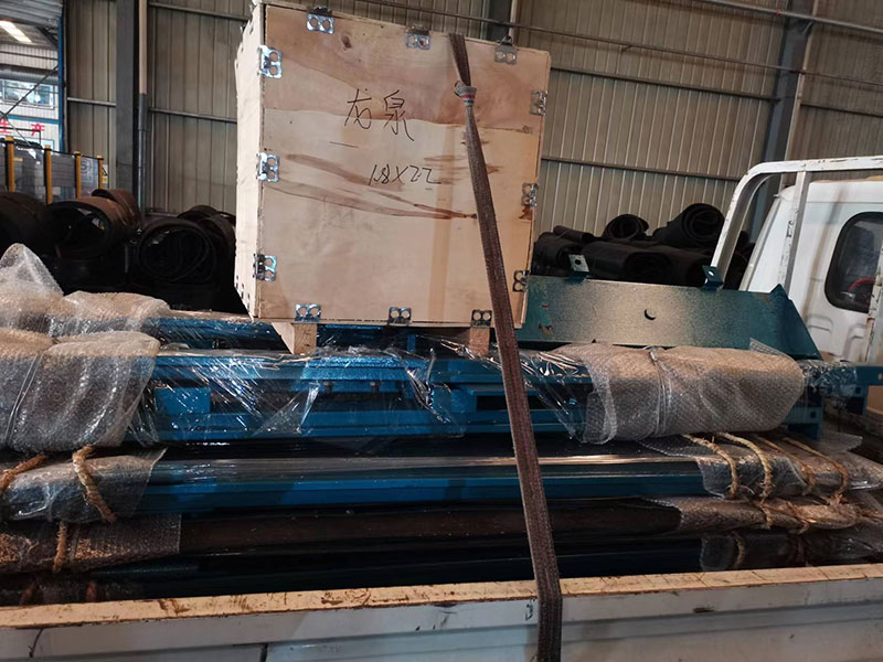 礦安重工一批無壓風門裝車發貨