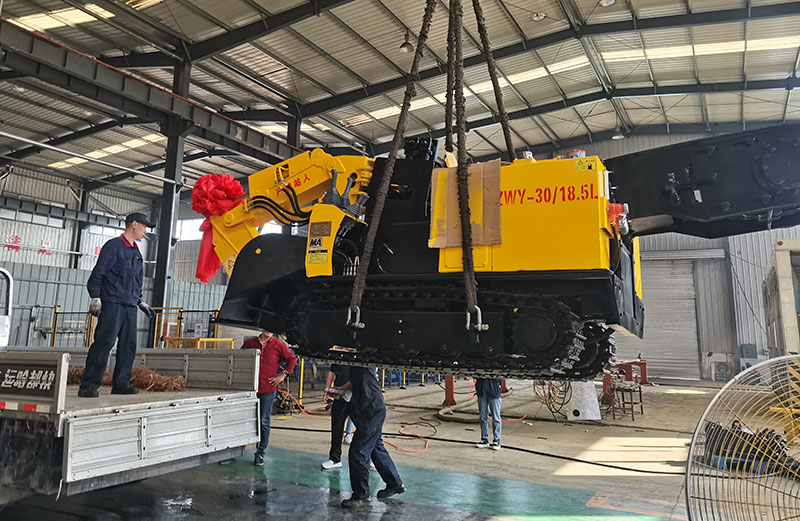 山東礦安重工生產的礦用防爆扒渣機裝車發貨