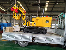 山東礦安重工生產的小型礦用挖掘機裝車發貨